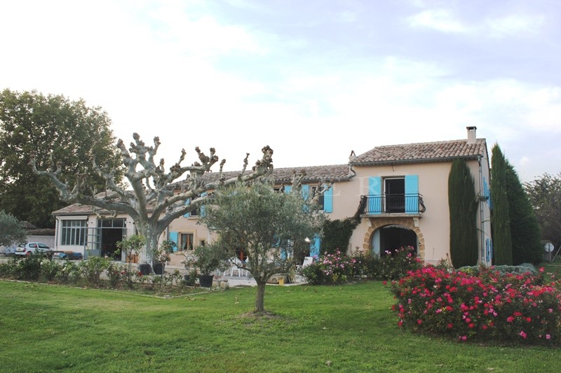 En vente au pied du Luberon,  beau mas provençal du XIXème siècle avec dépendance,  dans un parc paysager 
