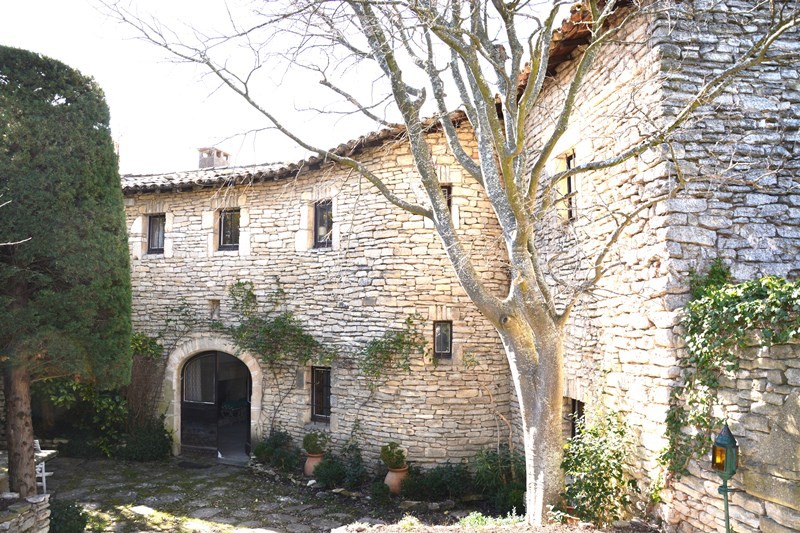 En vente, située sur les hauteurs d'un village, rare maison de caractère,  avec charmant jardin en terrasse et vue exceptionnelle 