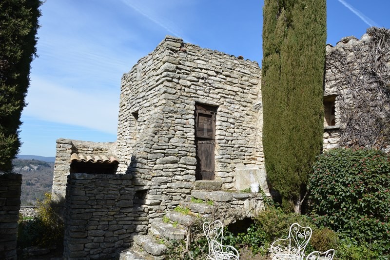 En vente, située sur les hauteurs d'un village, rare maison de caractère,  avec charmant jardin en terrasse et vue exceptionnelle 