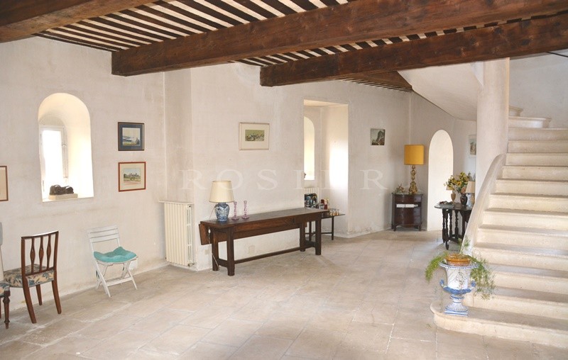 En vente, située sur les hauteurs d'un village, rare maison de caractère,  avec charmant jardin en terrasse et vue exceptionnelle 