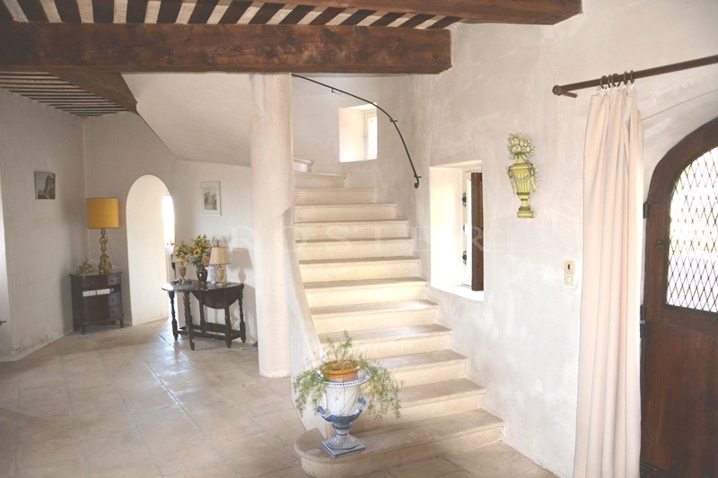 En vente, située sur les hauteurs d'un village, rare maison de caractère,  avec charmant jardin en terrasse et vue exceptionnelle 