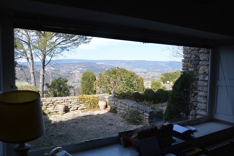 En vente, située sur les hauteurs d'un village, rare maison de caractère,  avec charmant jardin en terrasse et vue exceptionnelle 