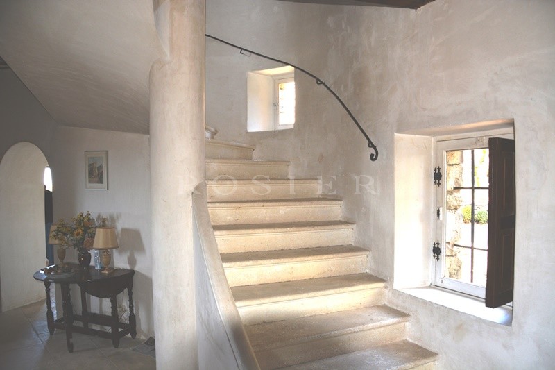 En vente, située sur les hauteurs d'un village, rare maison de caractère,  avec charmant jardin en terrasse et vue exceptionnelle 