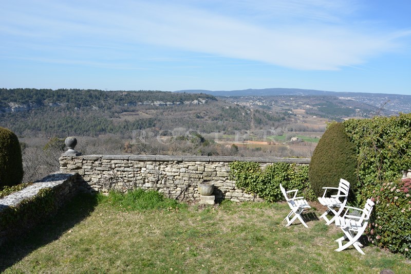 En vente, située sur les hauteurs d'un village, rare maison de caractère,  avec charmant jardin en terrasse et vue exceptionnelle 