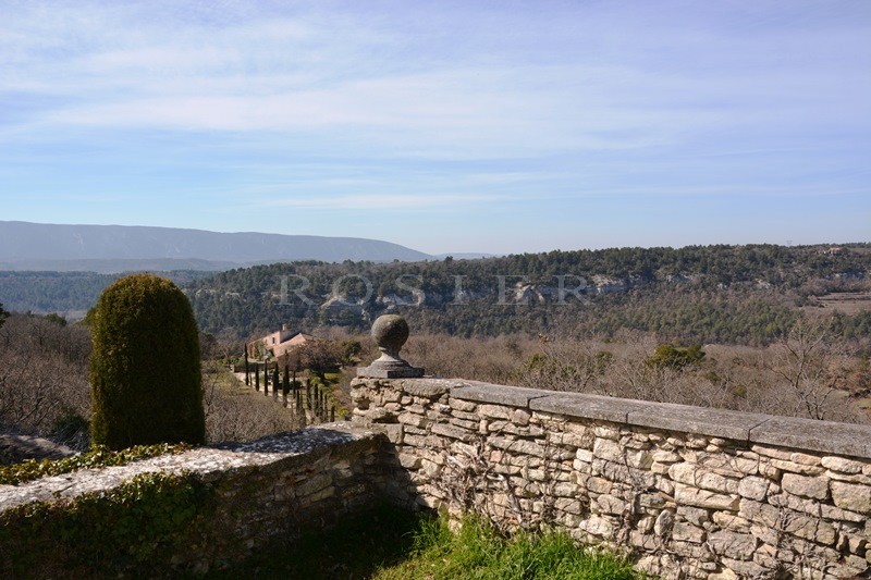 En vente, située sur les hauteurs d'un village, rare maison de caractère,  avec charmant jardin en terrasse et vue exceptionnelle 