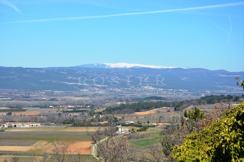 En vente, située sur les hauteurs d'un village, rare maison de caractère,  avec charmant jardin en terrasse et vue exceptionnelle 