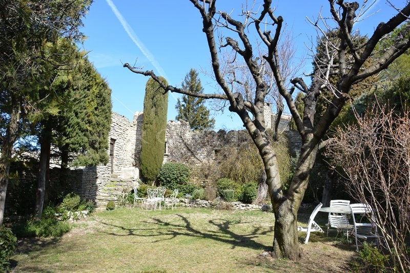 En vente, située sur les hauteurs d'un village, rare maison de caractère,  avec charmant jardin en terrasse et vue exceptionnelle 