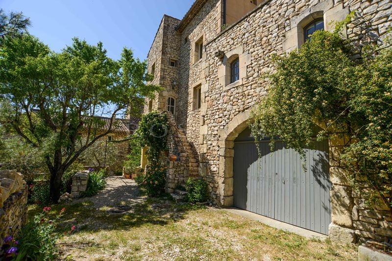 A vendre, en Luberon,  maison de hameau,  avec de belles vues, terrasses et garage 