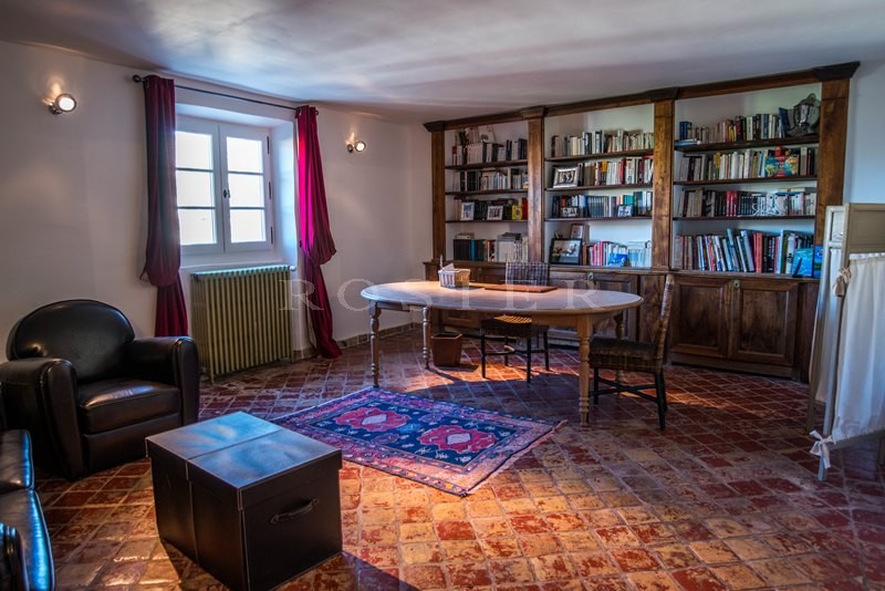 A vendre, en Luberon,  maison de hameau,  avec de belles vues, terrasses et garage 