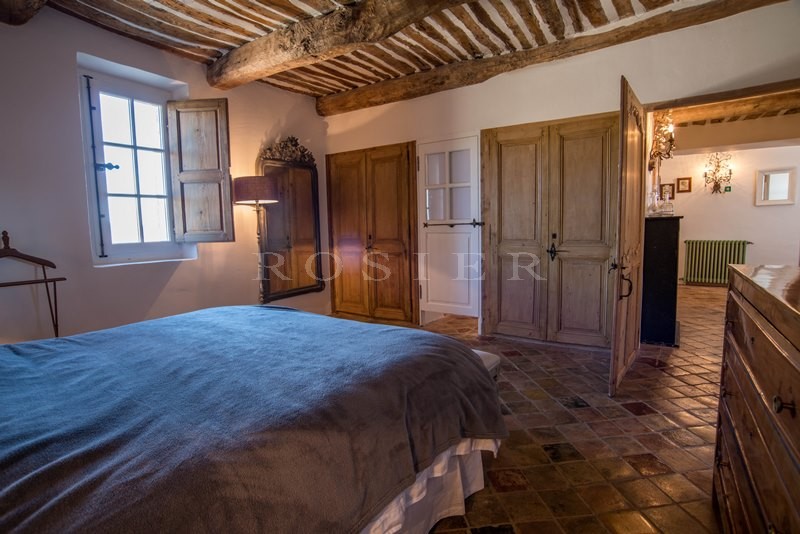A vendre, en Luberon,  maison de hameau,  avec de belles vues, terrasses et garage 