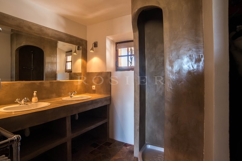 A vendre, en Luberon,  maison de hameau,  avec de belles vues, terrasses et garage 