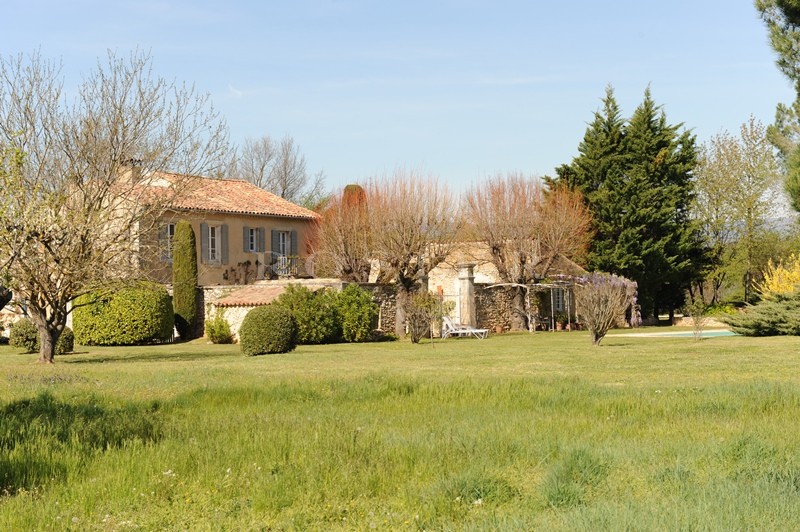 A vendre dans le triangle d'or du Luberon,  aux abords d'un superbe village perché, authentique mas provençal avec  cour intérieure et piscine 