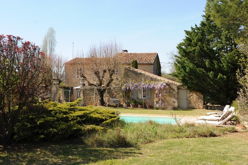 A vendre dans le triangle d'or du Luberon,  aux abords d'un superbe village perché, authentique mas provençal avec  cour intérieure et piscine 