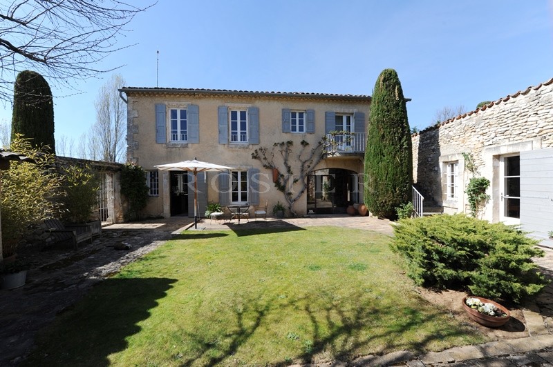 A vendre dans le triangle d'or du Luberon,  aux abords d'un superbe village perché, authentique mas provençal avec  cour intérieure et piscine 