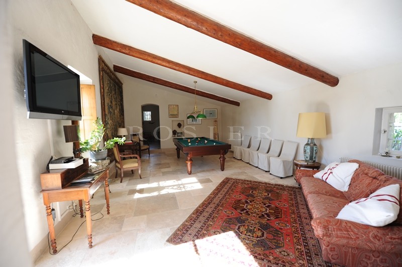 A vendre dans le triangle d'or du Luberon,  aux abords d'un superbe village perché, authentique mas provençal avec  cour intérieure et piscine 