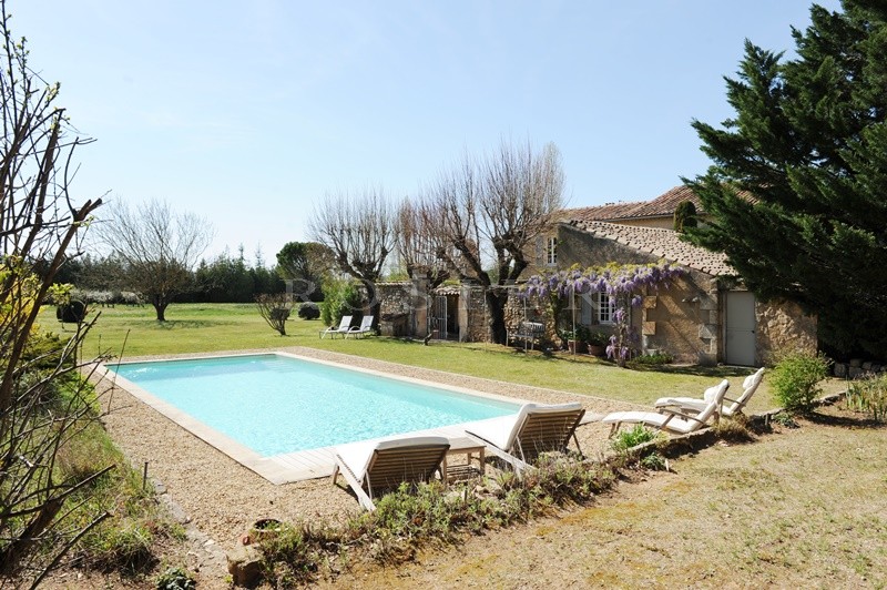 A vendre dans le triangle d'or du Luberon,  aux abords d'un superbe village perché, authentique mas provençal avec  cour intérieure et piscine 