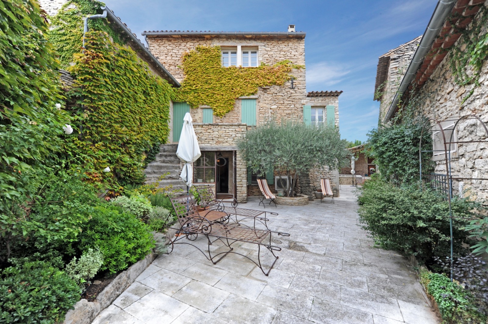Maison de village avec cour et bassin à vendre en Luberon