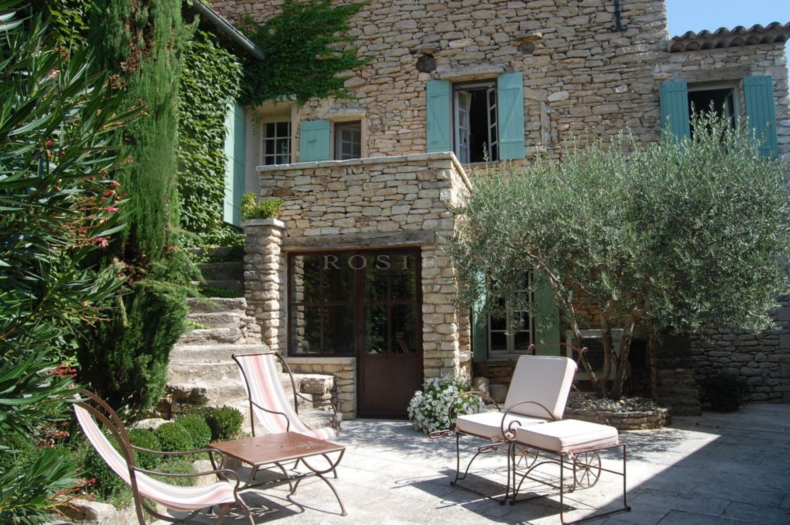 Maison de village avec cour et bassin à vendre en Luberon