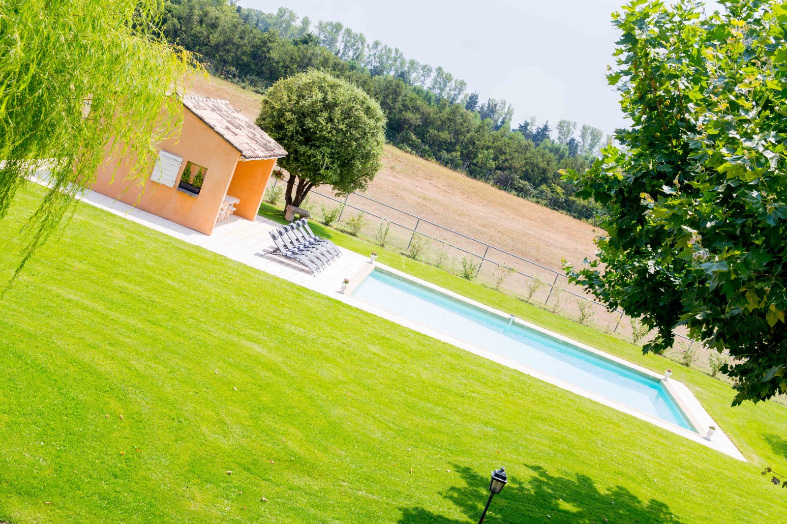 Mas ancien rénové avec tennis et piscine sur 5,6 hectares équestres   