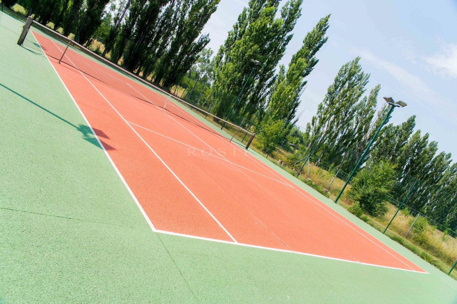 Mas ancien rénové avec tennis et piscine sur 5,6 hectares équestres   