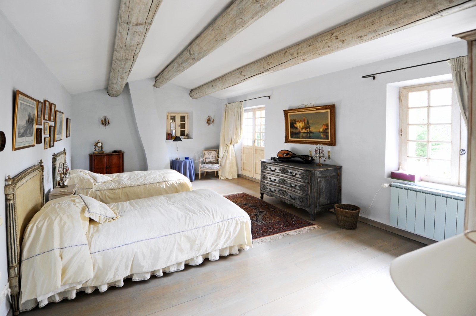 Gordes - Superbe propriété en Luberon avec maison de gardien, tennis et piscine   