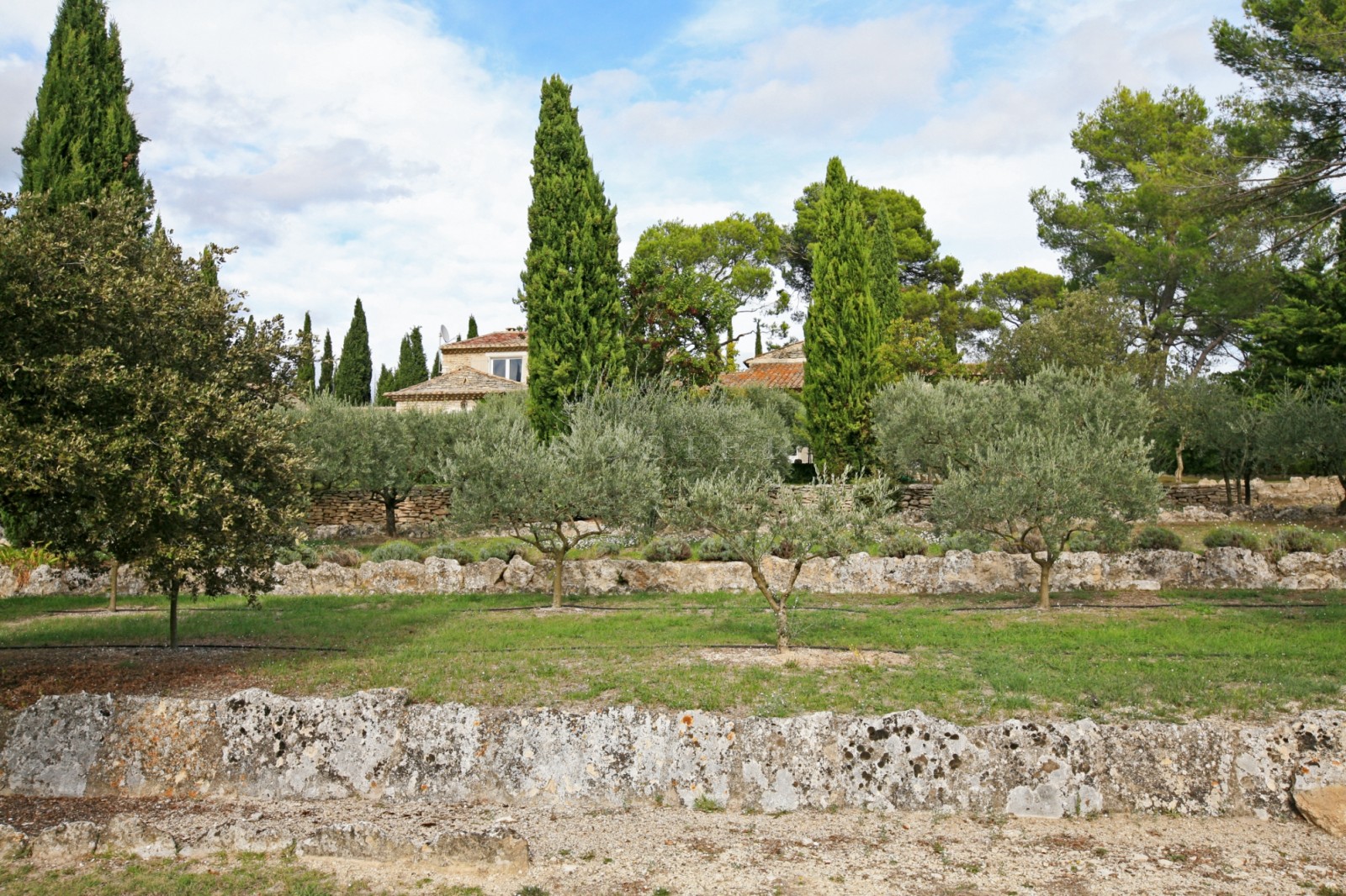 Gordes - Superbe propriété en Luberon avec maison de gardien, tennis et piscine   
