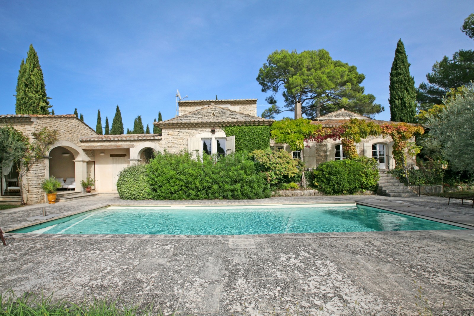 Gordes - Superbe propriété en Luberon avec maison de gardien, tennis et piscine   