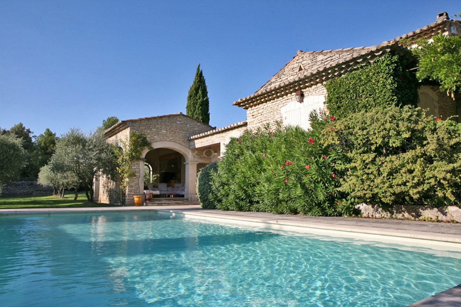 Gordes - Superbe propriété en Luberon avec maison de gardien, tennis et piscine   