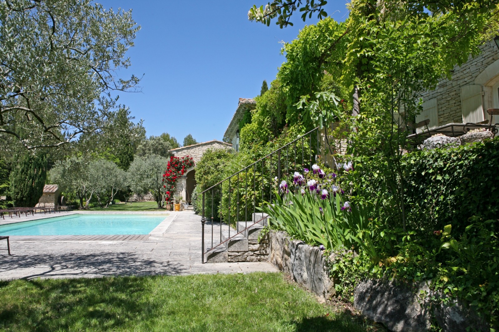 Gordes - Superbe propriété en Luberon avec maison de gardien, tennis et piscine   