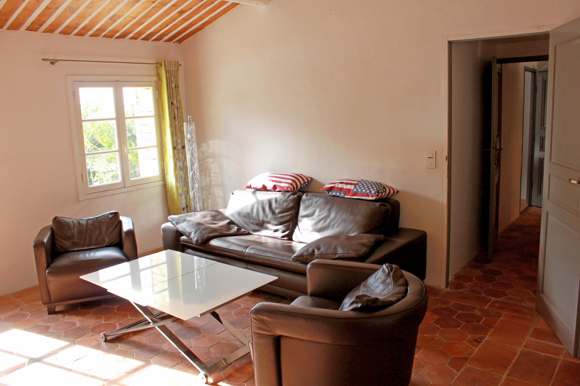 Luberon, proche d'un village, maison avec piscine et borie à vendre    