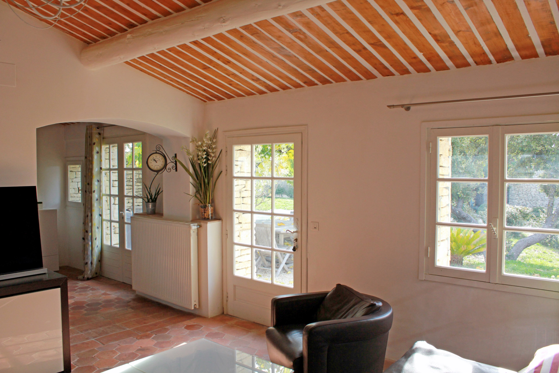 Luberon, proche d'un village, maison avec piscine et borie à vendre    