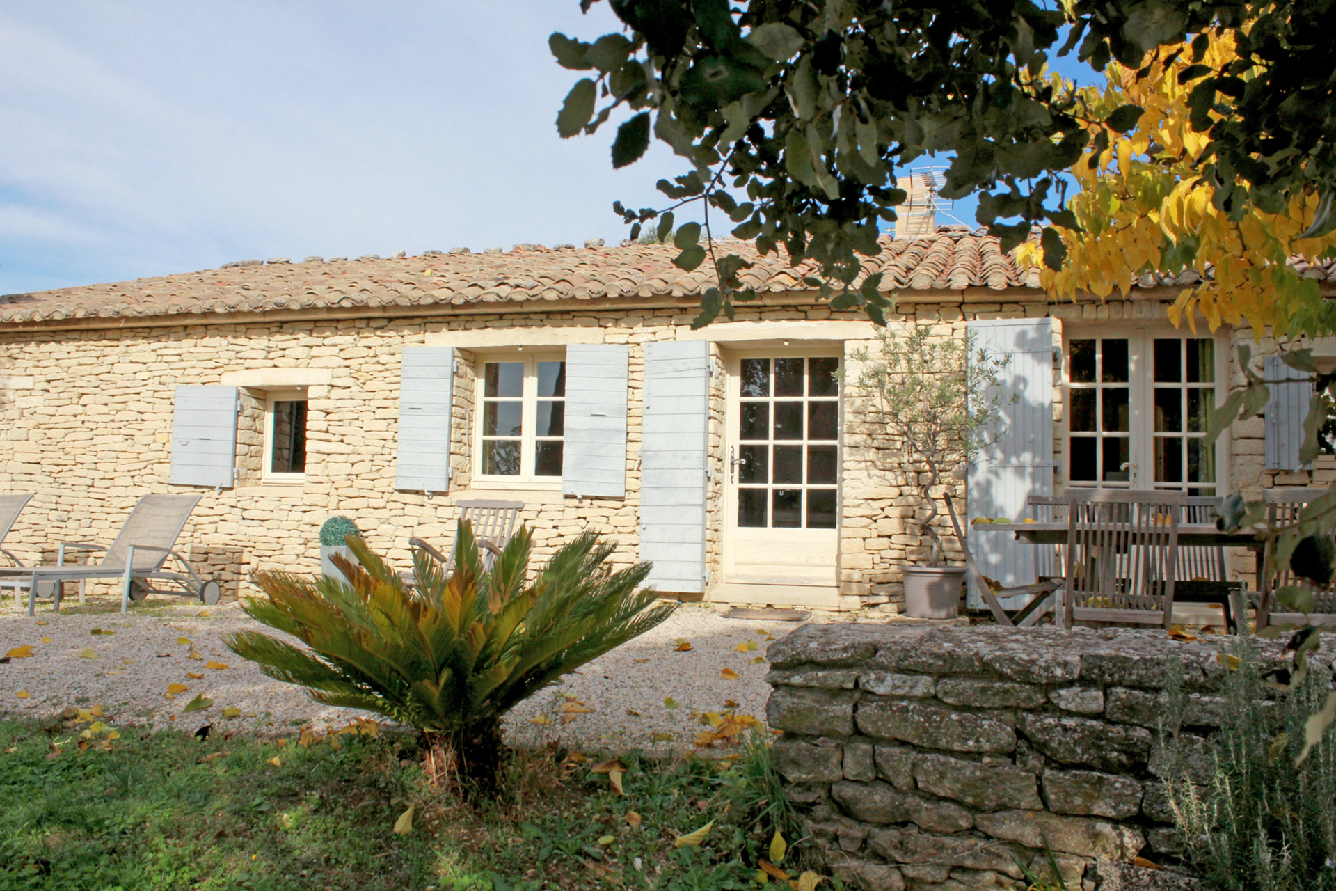 Luberon, proche d'un village, maison avec piscine et borie à vendre    