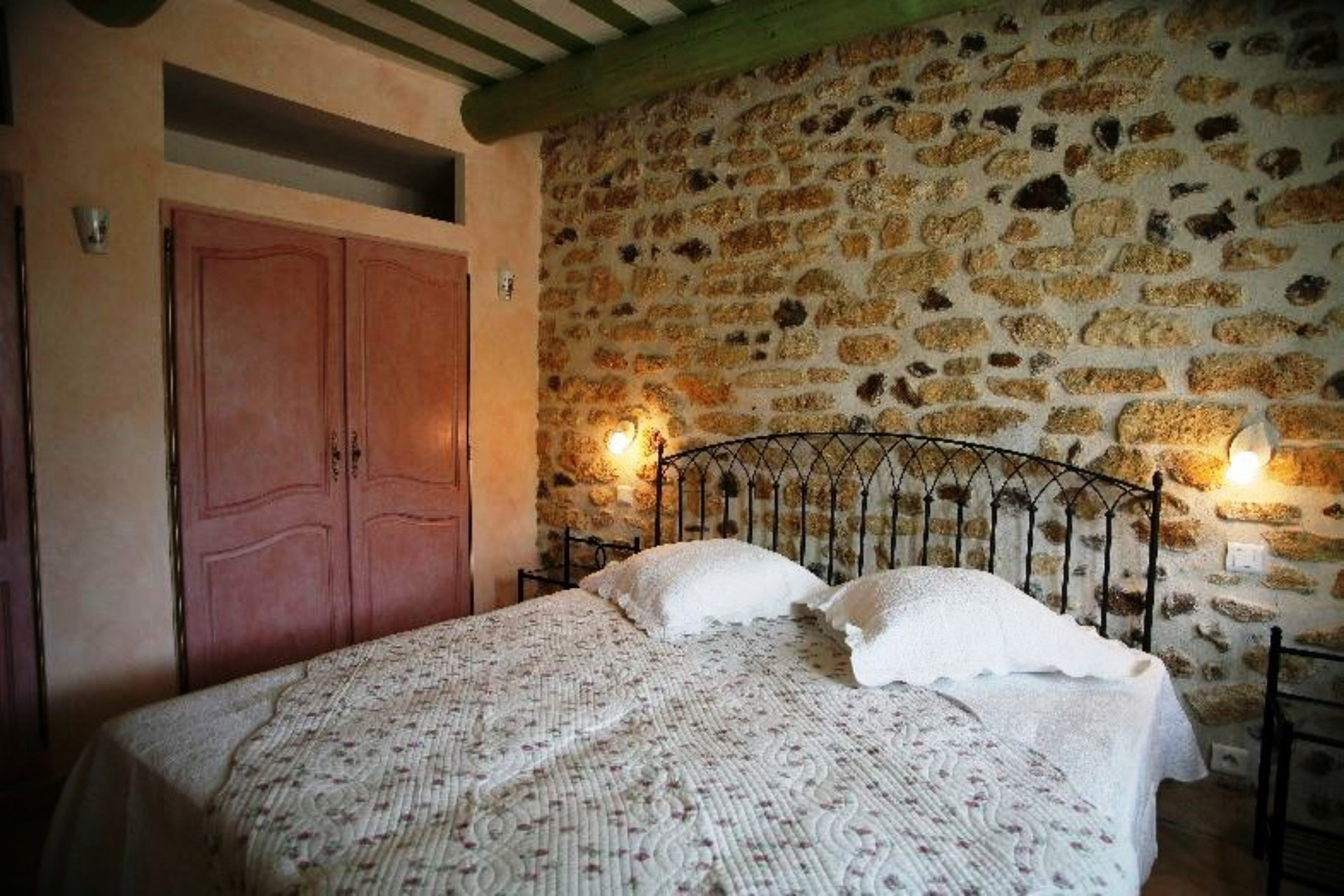 Au cœur du Luberon, grand mas avec plusieurs appartements   