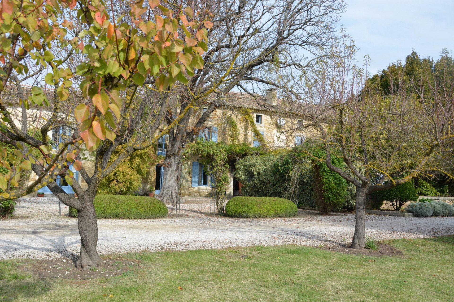 Mas ancien plein de caractère au milieu des vergers   en vente en Luberon