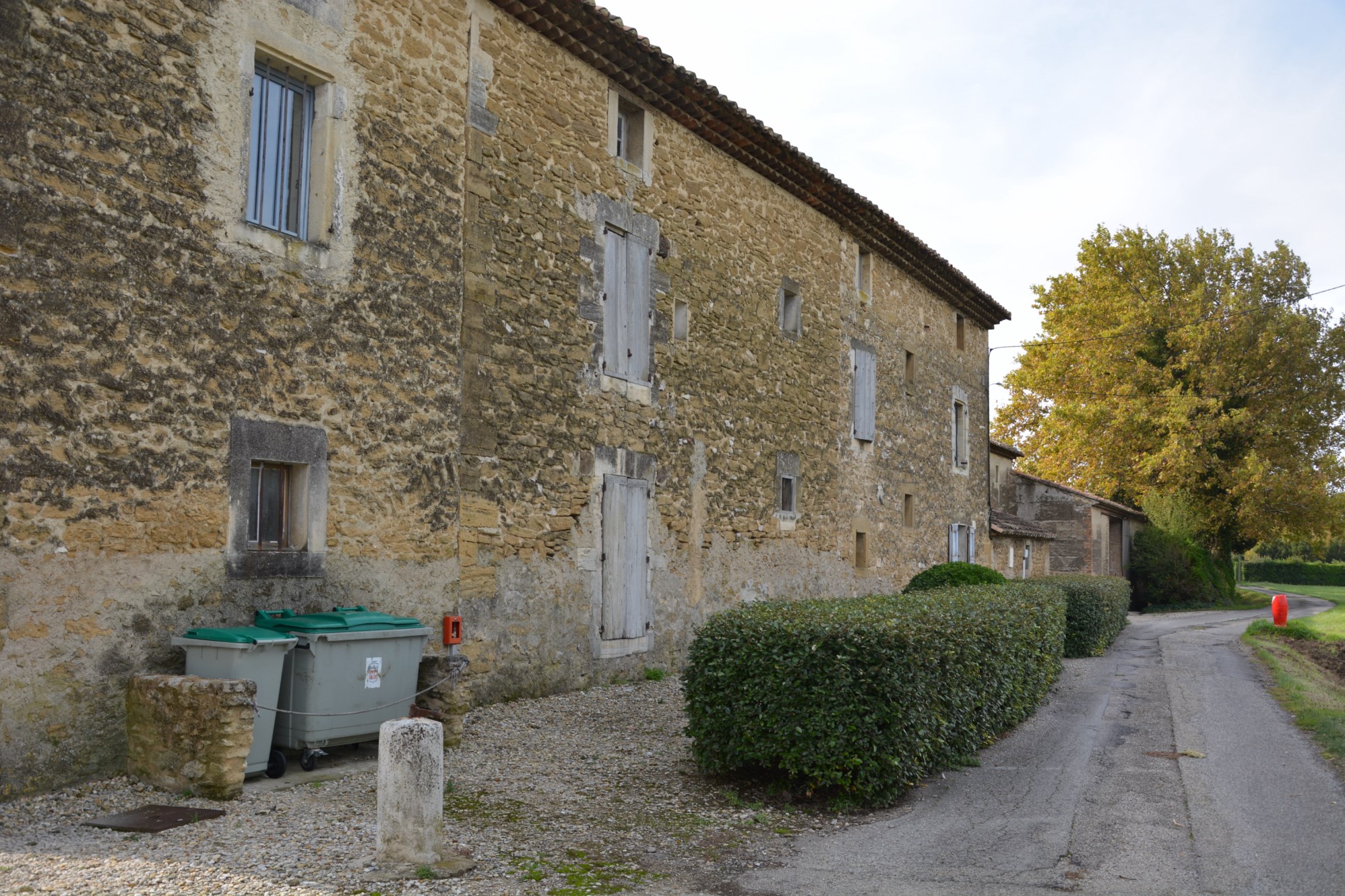 Mas ancien plein de caractère au milieu des vergers   en vente en Luberon