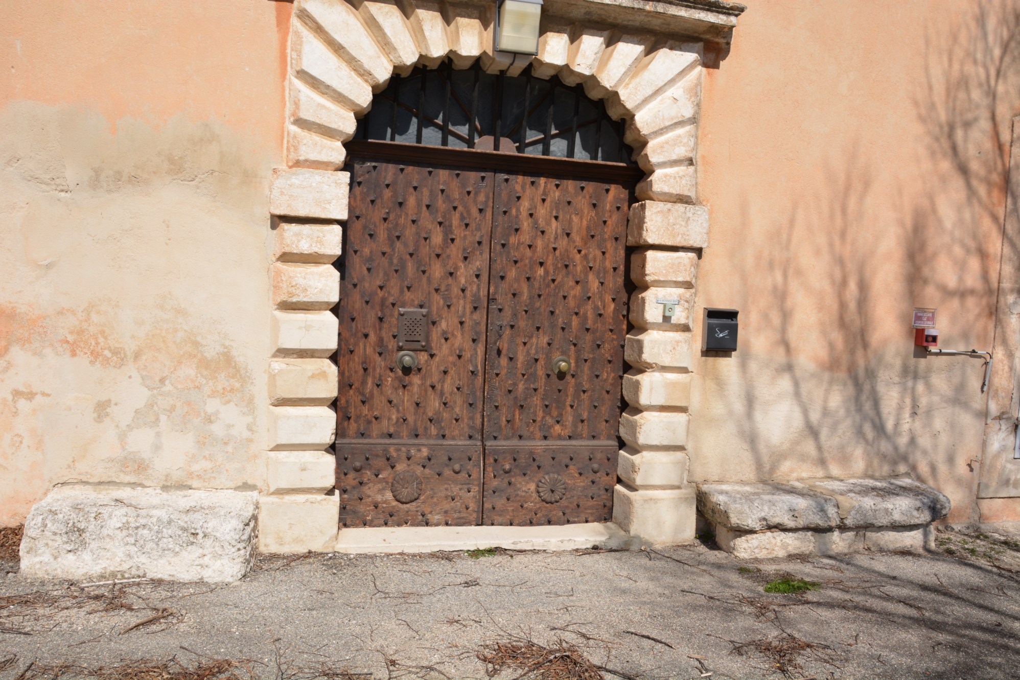 A la vente, en Luberon, ensemble immobilier offrant de multiples possibilités   