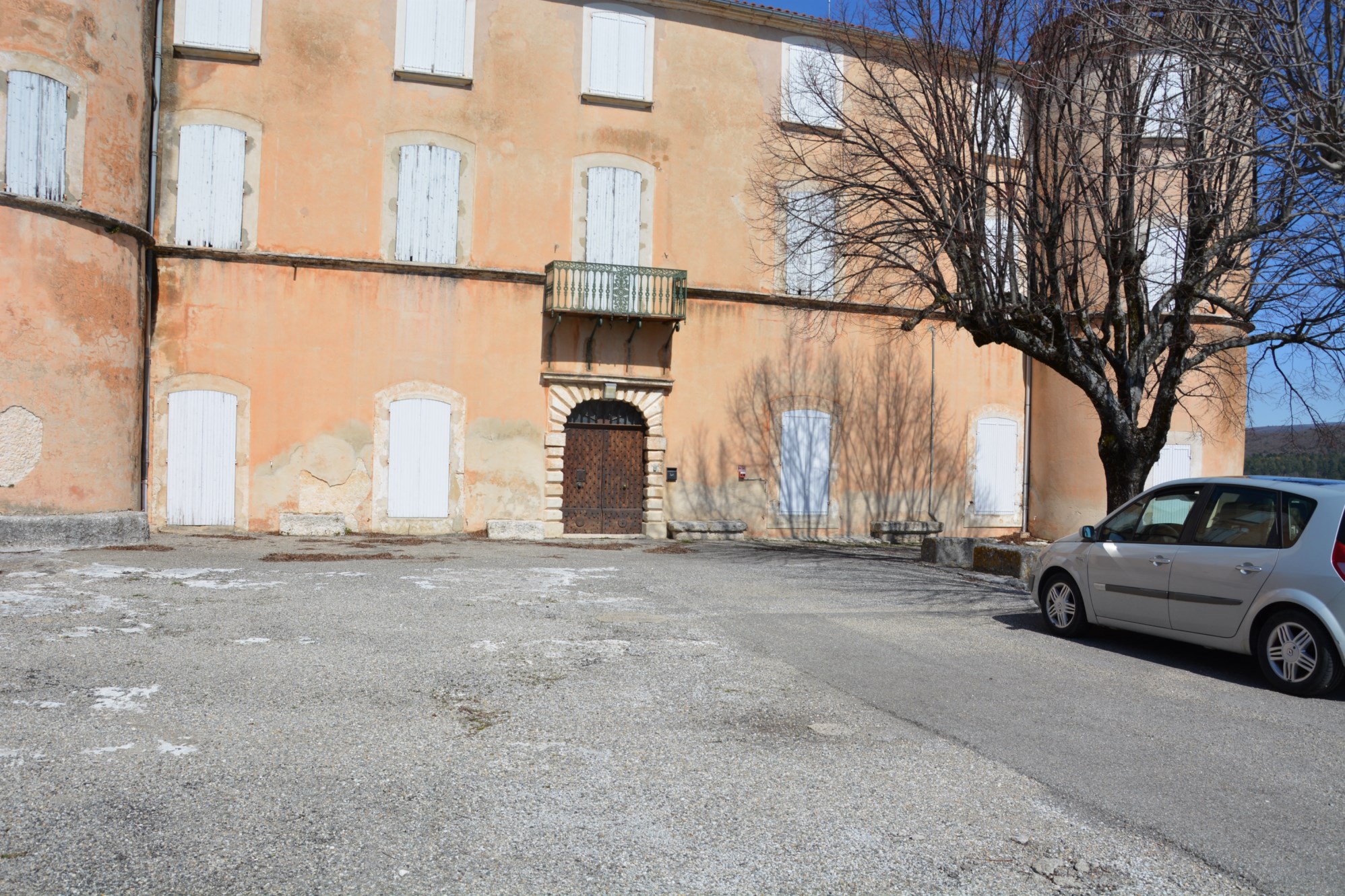A la vente, en Luberon, ensemble immobilier offrant de multiples possibilités   
