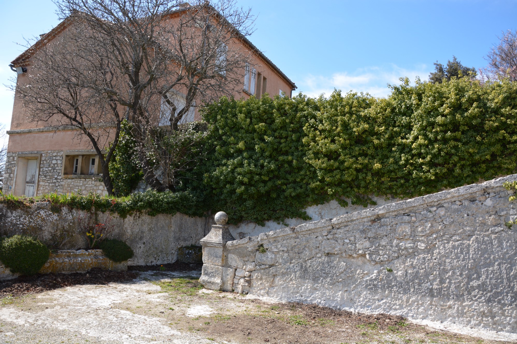 A la vente, en Luberon, ensemble immobilier offrant de multiples possibilités   