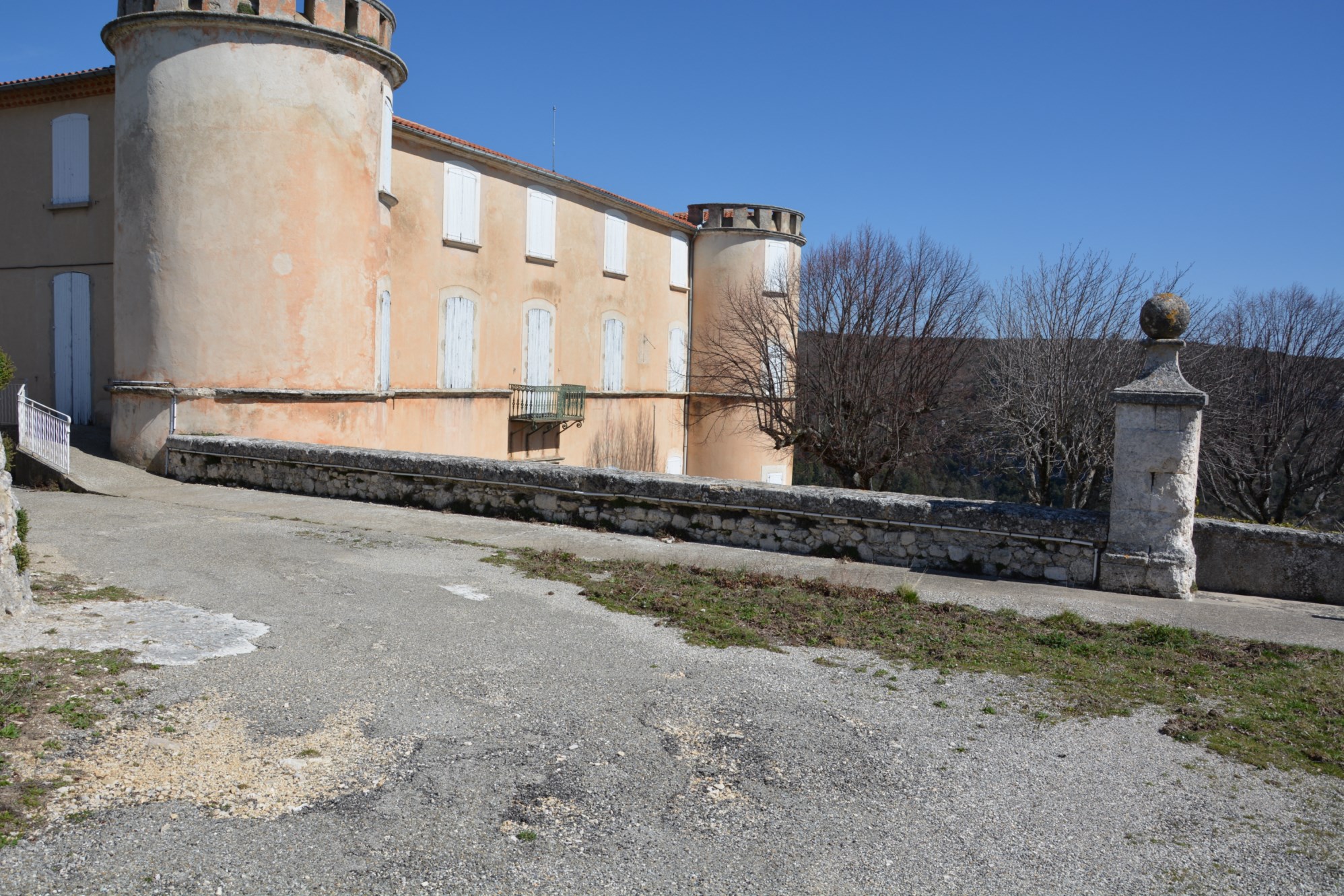 A la vente, en Luberon, ensemble immobilier offrant de multiples possibilités   