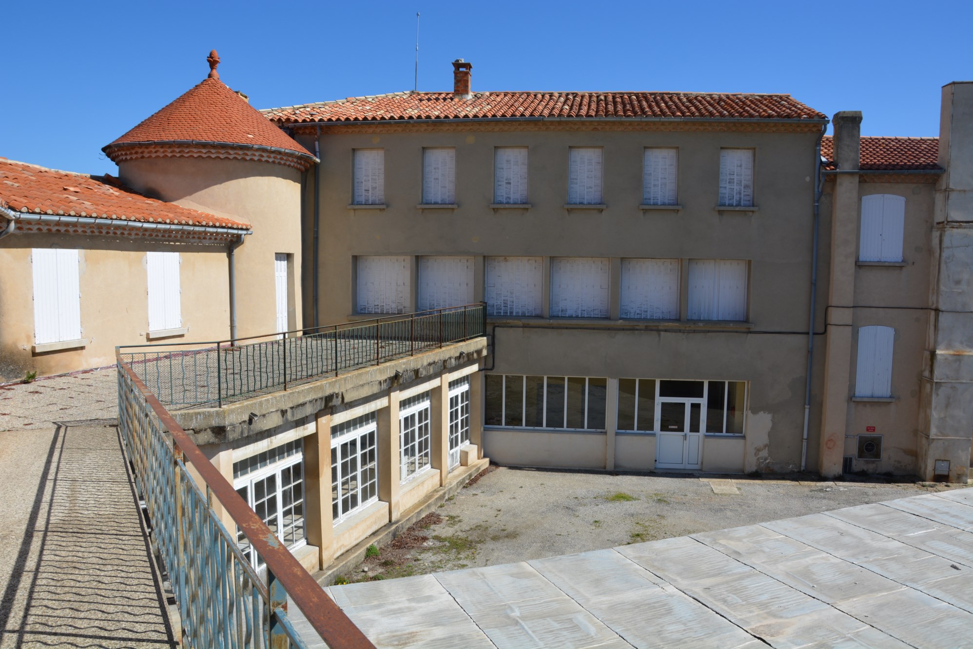 A la vente, en Luberon, ensemble immobilier offrant de multiples possibilités   