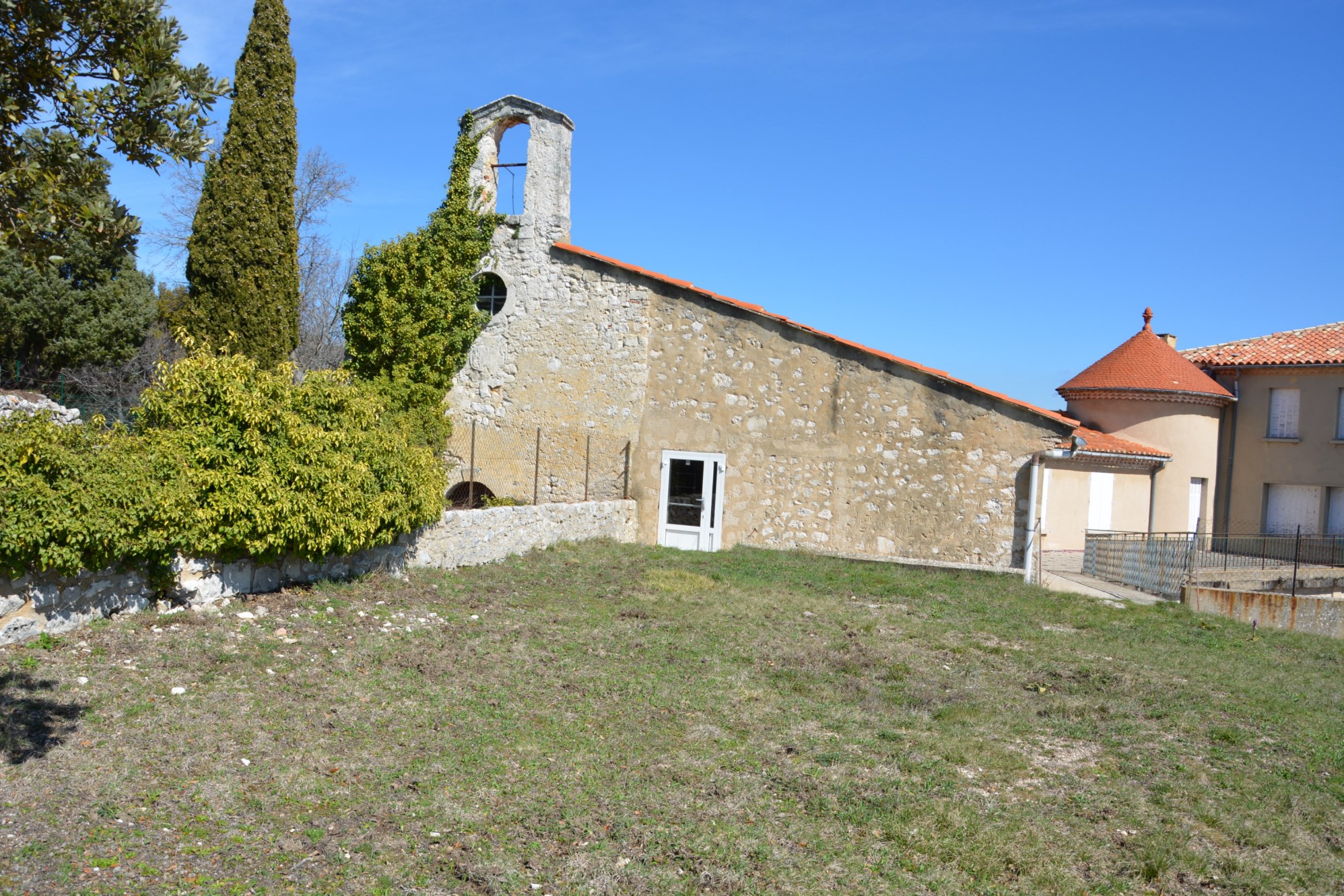 A la vente, en Luberon, ensemble immobilier offrant de multiples possibilités   