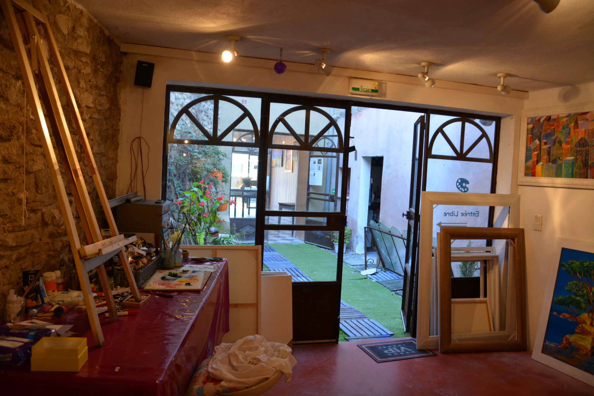 Fonds de commerce disponible dans un local en bordure de Sorgue    