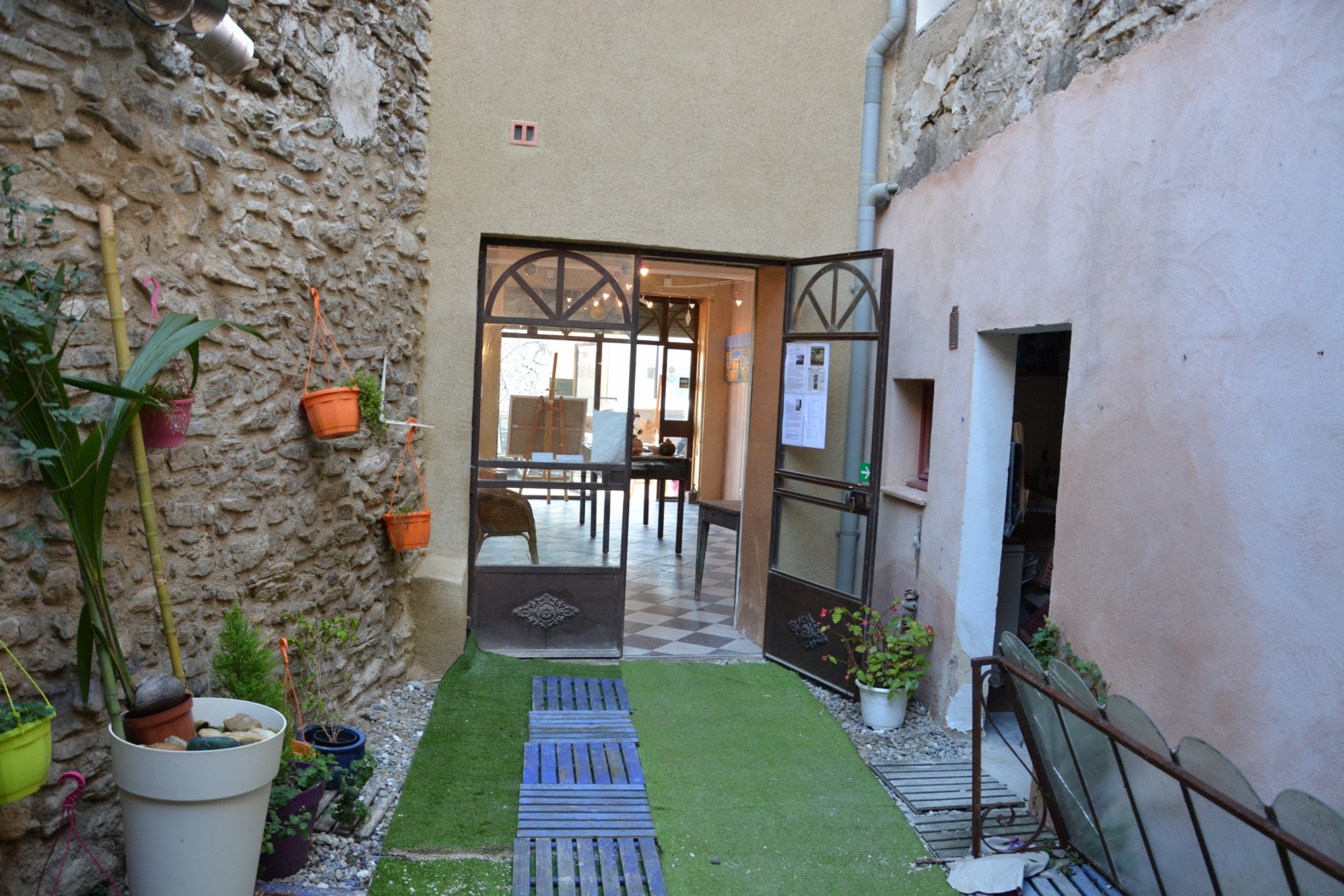 Fonds de commerce disponible dans un local en bordure de Sorgue    