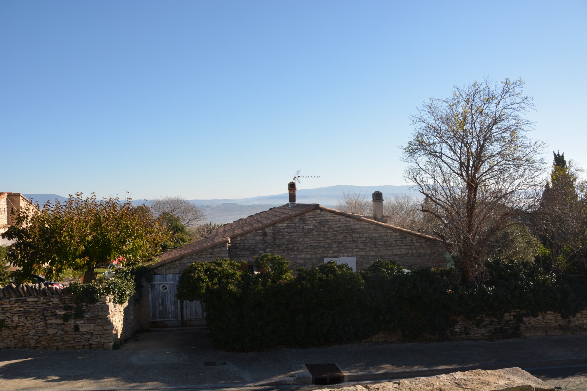 à Gordes, maison en pierres avec jardin et vue sur le Luberon   