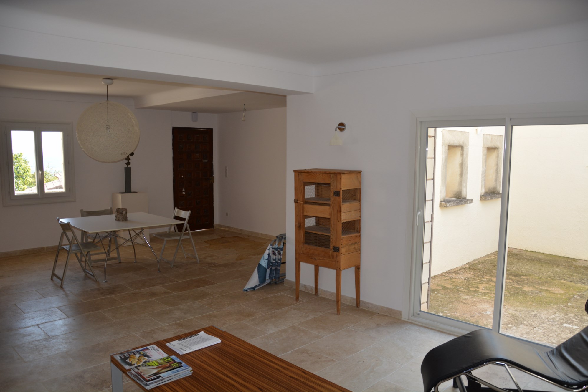 à Gordes, maison en pierres avec jardin et vue sur le Luberon   