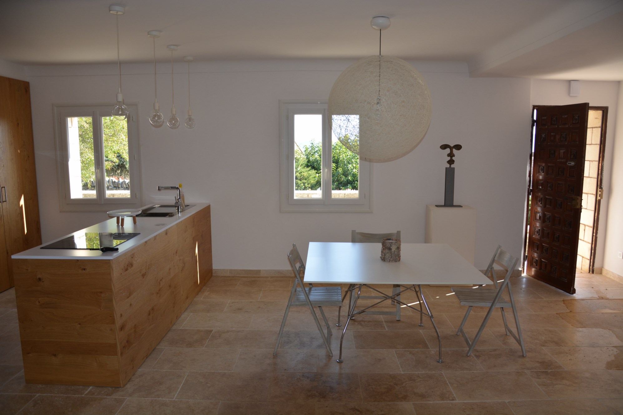 à Gordes, maison en pierres avec jardin et vue sur le Luberon   