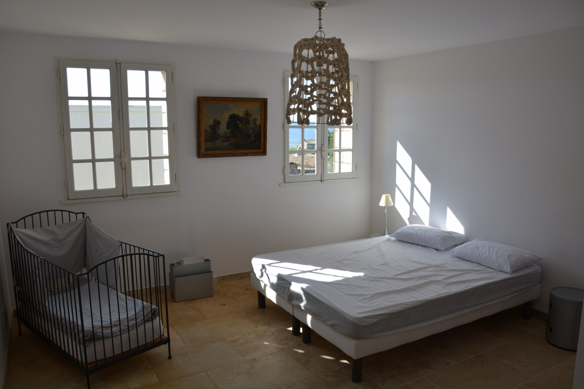 à Gordes, maison en pierres avec jardin et vue sur le Luberon   