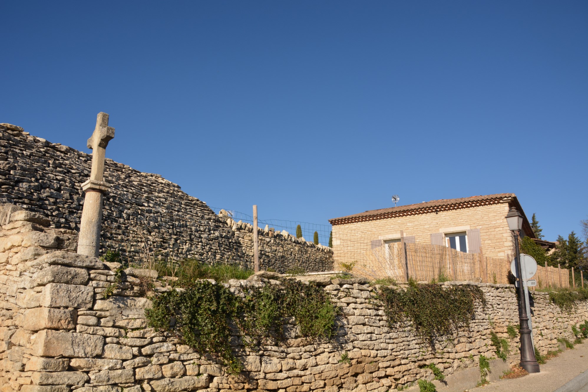 à Gordes, maison en pierres avec jardin et vue sur le Luberon   