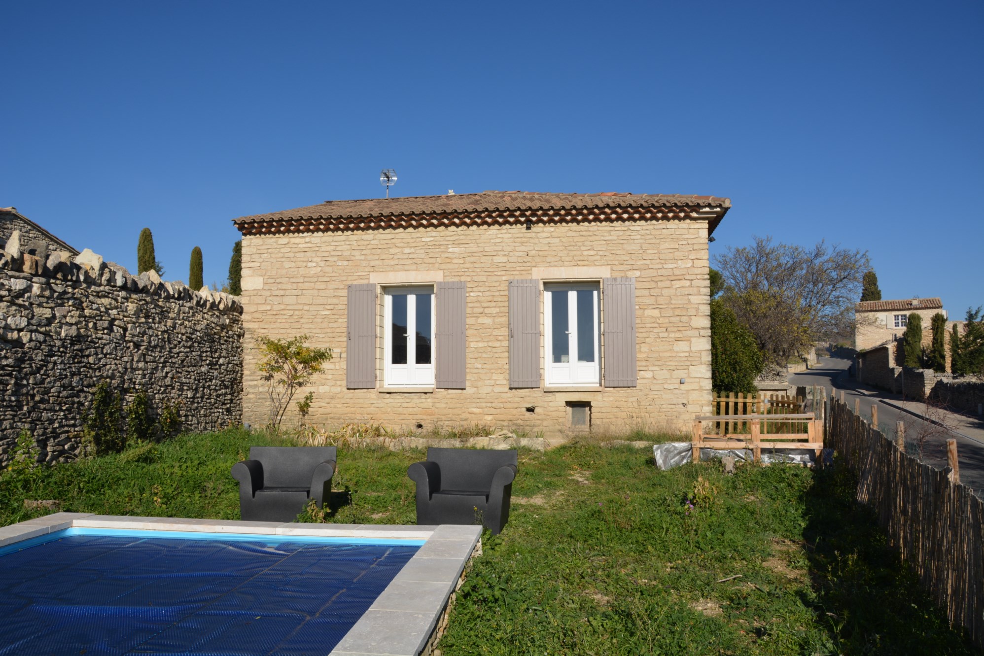 à Gordes, maison en pierres avec jardin et vue sur le Luberon   