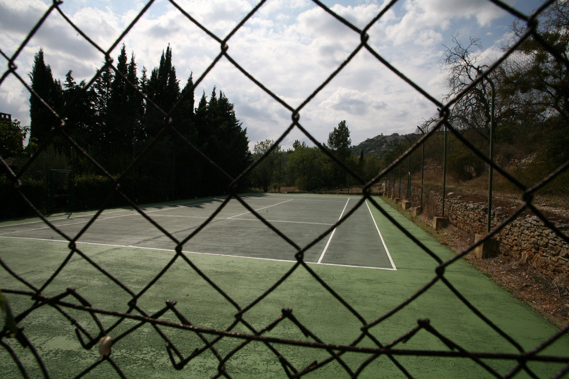 En Luberon, à vendre, superbe ferme fortifiée avec piscine et tennis  